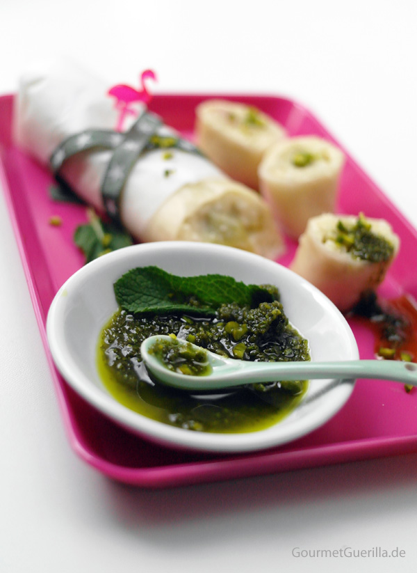 Sweet summer roll with rice pudding, rhubarb and pistachio pesto