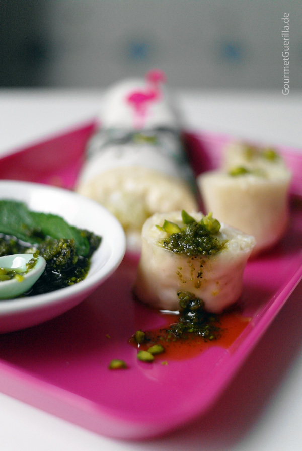 Sweet summer roll with rice pudding, rhubarb and pistachio pesto