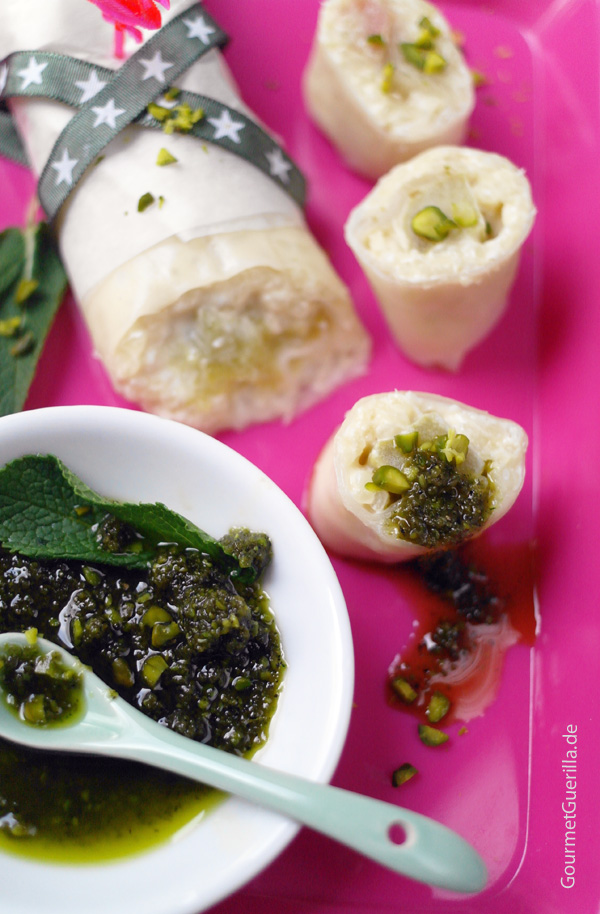 Sweet summer roll with rice pudding, rhubarb and pistachio pesto